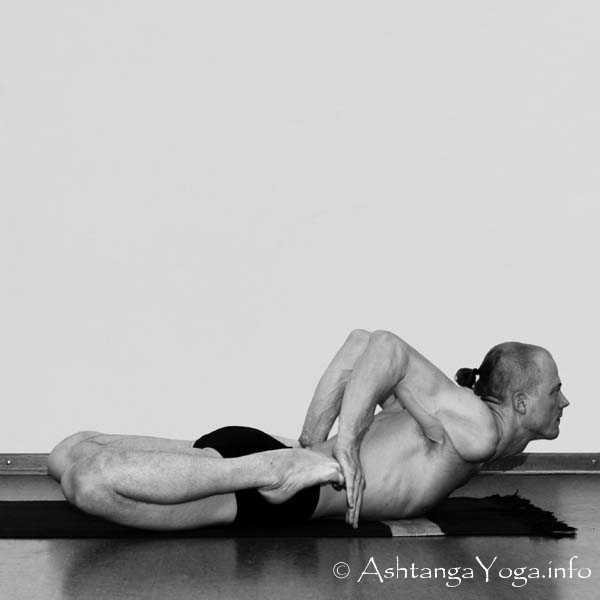 Bhekasana - Intermediate Series (Nadi Shodana / second serie) brings the Ashtanga Vinyasa Yoga Practice from an physical to an more energetic level. 
