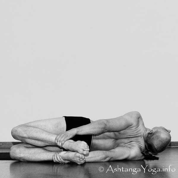 Parsva Dhanurasana - Intermediate Series (Nadi Shodana / second serie) brings the Ashtanga Vinyasa Yoga Practice from an physical to an more energetic level. 