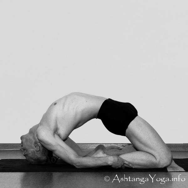 Laghu Vajrasana - Intermediate Series (Nadi Shodana / second serie) brings the Ashtanga Vinyasa Yoga Practice from an physical to an more energetic level. 