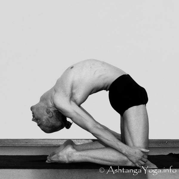 Laghu Vajrasana Vinyasa out - Intermediate Series (Nadi Shodana / second serie) brings the Ashtanga Vinyasa Yoga Practice from an physical to an more energetic level. 