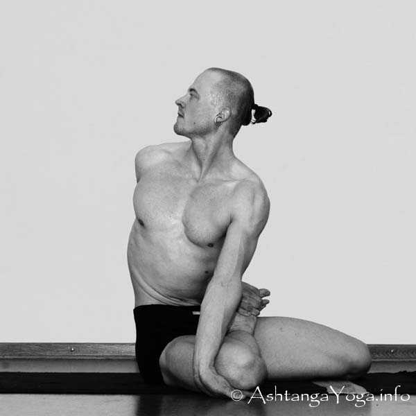 Bharadvajasana - Intermediate Series (Nadi Shodana / second serie) brings the Ashtanga Vinyasa Yoga Practice from an physical to an more energetic level. 