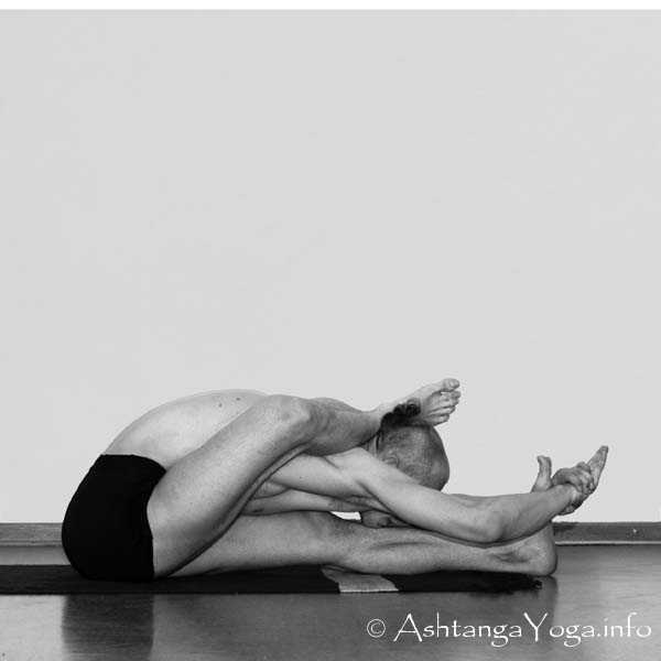 Eka Pada Sirsasana - Intermediate Series (Nadi Shodana / second serie) brings the Ashtanga Vinyasa Yoga Practice from an physical to an more energetic level. 