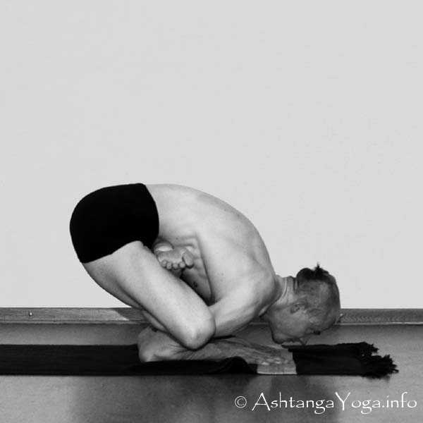 Karandavasana - Intermediate Series (Nadi Shodana / second serie) brings the Ashtanga Vinyasa Yoga Practice from an physical to an more energetic level. 