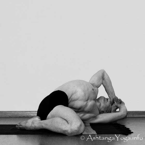 Parighasana - Intermediate Series (Nadi Shodana / second serie) brings the Ashtanga Vinyasa Yoga Practice from an physical to an more energetic level. 