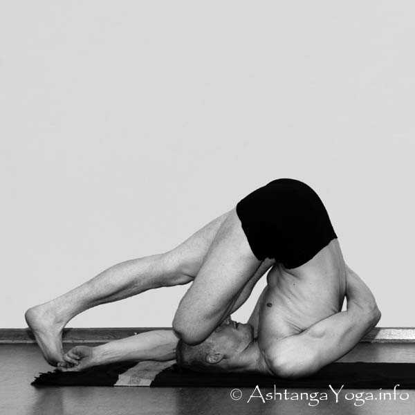 Supta Urdhva Pada Vajrasana Vinyasa in - Intermediate Series (Nadi Shodana / second serie) brings the Ashtanga Vinyasa Yoga Practice from an physical to an more energetic level. 