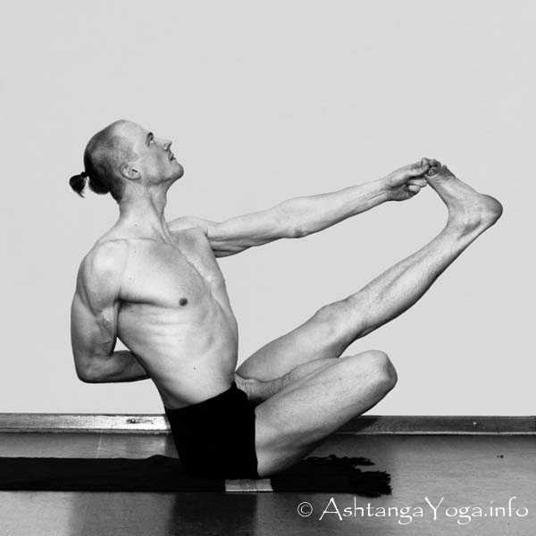 Supta Urdhva Pada Vajrasana Vinyasa in - Intermediate Series (Nadi Shodana / second serie) brings the Ashtanga Vinyasa Yoga Practice from an physical to an more energetic level. 
