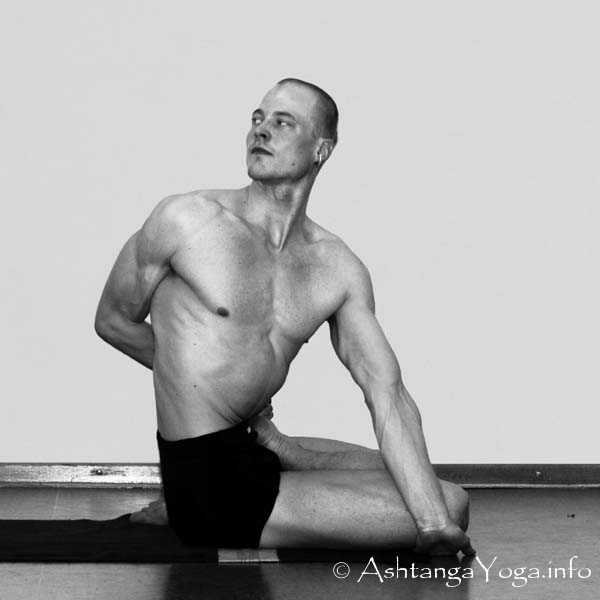 Supta Urdhva Pada Vajrasana - Intermediate Series (Nadi Shodana / second serie) brings the Ashtanga Vinyasa Yoga Practice from an physical to an more energetic level. 