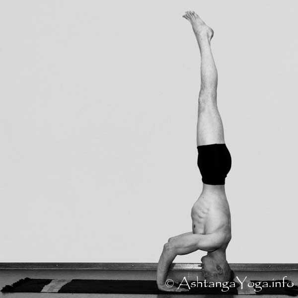 Muka Hasta Sirsasana A - Intermediate Series (Nadi Shodana / second serie) brings the Ashtanga Vinyasa Yoga Practice from an physical to an more energetic level. 