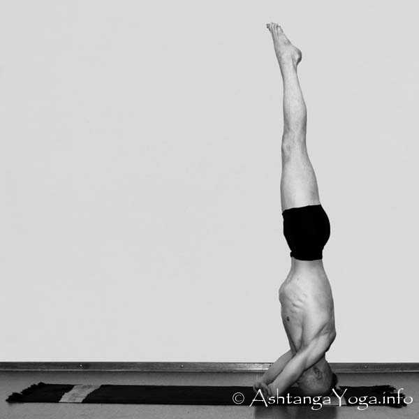 Baddha Hasta Sirsasana B - Intermediate Series (Nadi Shodana / second serie) brings the Ashtanga Vinyasa Yoga Practice from an physical to an more energetic level. 