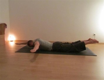 Lower the arm  and change to the other side without touching the floor with your head, arms and legs.
